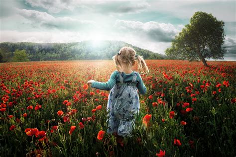 Running Free: A Little Girl in a Poppy Field - HD Wallpaper