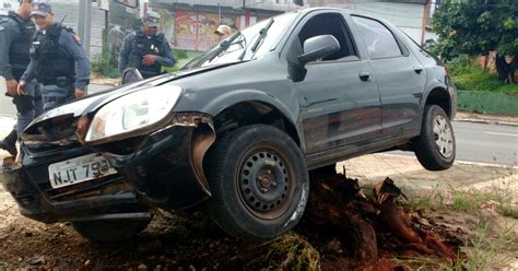 G1 Motorista Dorme Ao Volante Perde O Controle E Carro Bate Em Via