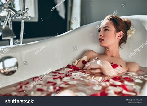 Attractive Sexy Woman Lying Naked Bath Foto Stok Shutterstock