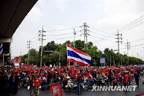 泰国“红衫军”举行游街示威活动