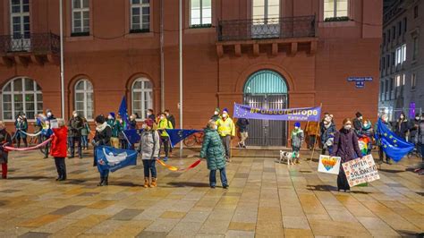 Karlsruhe Gegen Querdenker Und Rechte Hetze Rund Personen Bilden