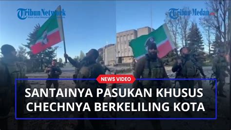 Pasukan Khusus Chechnya Berkeliling Dengan Santai Di Pusat Kota Distrik