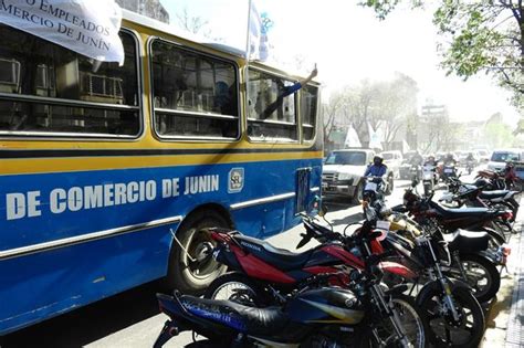 Protesta Por Aumento Salarial De Empleados De Comercio En Junín