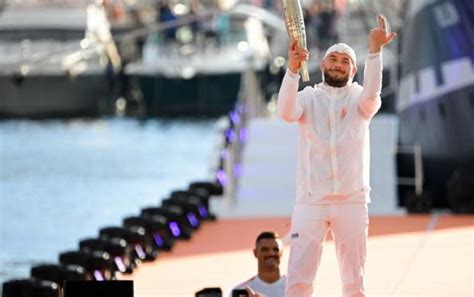 Arrivée de la flamme des JO à Marseille le rappeur marseillais Jul a