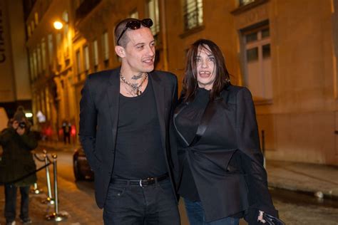 Béatrice Dalle très amoureuse elle présente son fiancé Paul Bichet