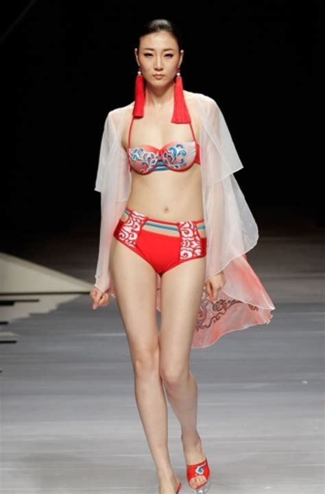 Ein Hauch Von Stoff Bikini Mode Auf Der Fashion Week In Peking Stuttgarter Zeitung