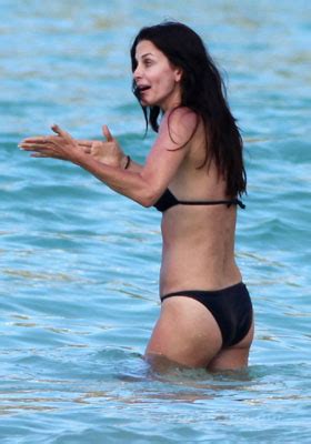 Ex Actriz De Friends Tuvo Problemitas Con Su Bikini Infobae