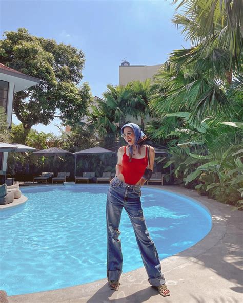 Tóc Tiên tự tin khoe loạt ảnh bikini bốc lửa ở tuổi Tạp chí Doanh nghiệp Việt Nam