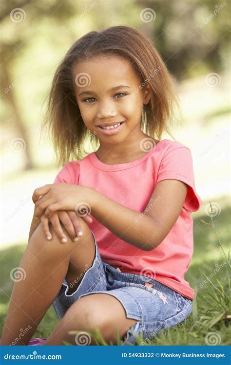 Verticale De Jeune Fille Se Reposant En Stationnement Photo Stock