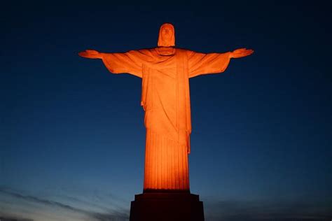 Cristo Redentor recebe iluminação especial pelo Dia Municipal de