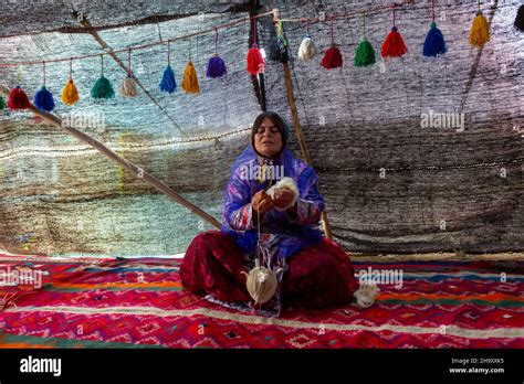 Shiraz Iran May 11 2018 Qashqai Nomadic Women Spinning Wool