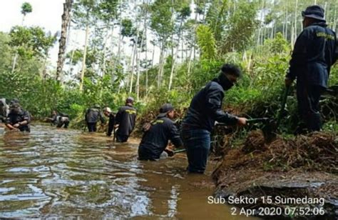 Satgas Citarum Sektor 21 15 Bersihkan Sungai Cikeruh Angkat Sampah