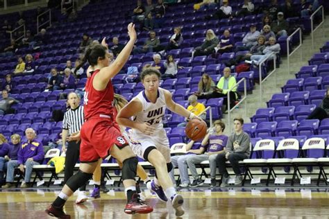 Womens Basketball Increases Winning Streak To Six Northern Iowan