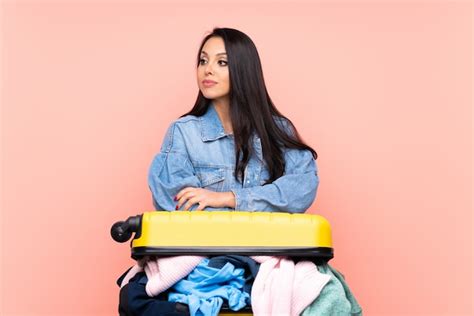 Chica Viajera Con Una Maleta Llena De Ropa Sobre El Lado De Aspecto