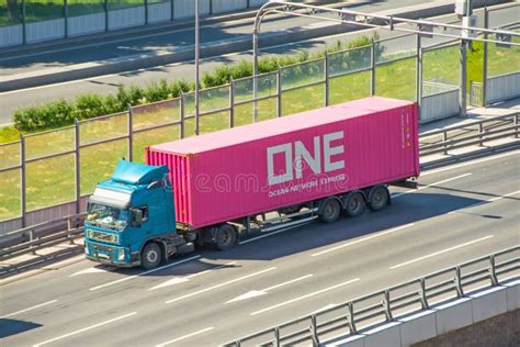 ONE Ocean Network Express Shipping Containers Travel By Truck With Long