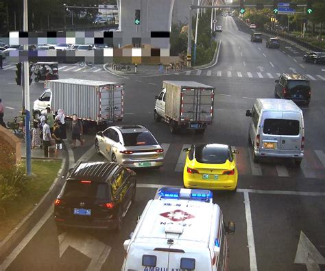 为给救护车“让道”，明珠路上多名司机这波操作赞了！