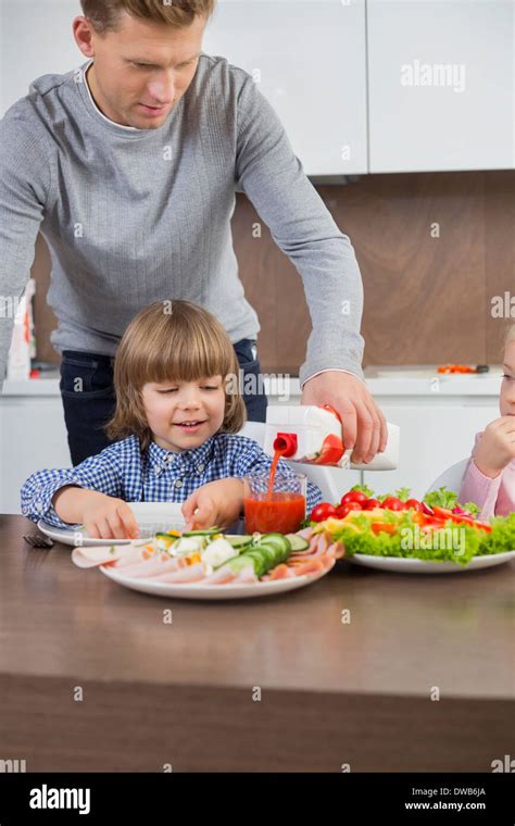 Padre E Hijo En La Cocina Fotografías E Imágenes De Alta Resolución Alamy