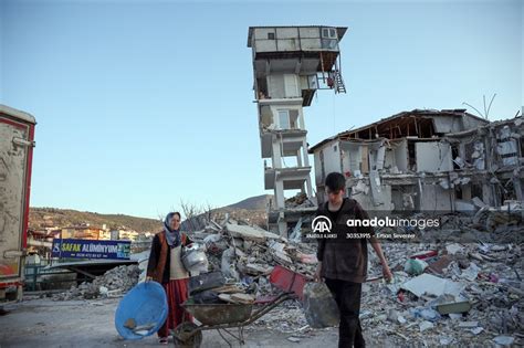 Hatay da depremde çöken binanın ek yapısı ayakta kaldı Anadolu Images