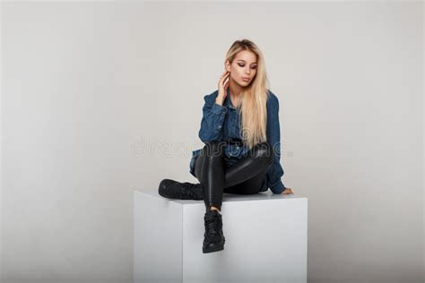 Photos De Jeune Femme Blonde En Cuir Noir Photos De Stock Gratuites Et Libres De Droits