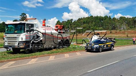 Tv Kz Caminh O Carregado Alho Capota Na Br Em Campos Altos Mg