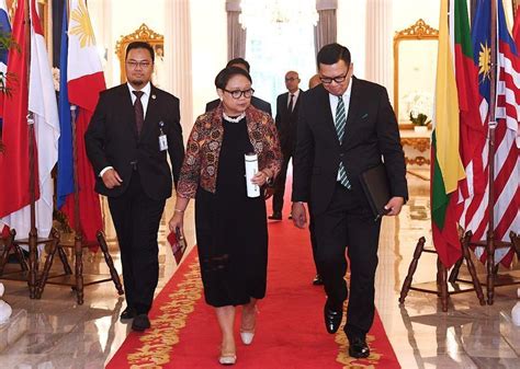 Gaya Berbatik Ala Retno Marsudi Menlu Perempuan Anggun