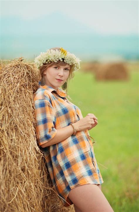 Jolie dame de ferme image stock Image du extérieur assez 24113287