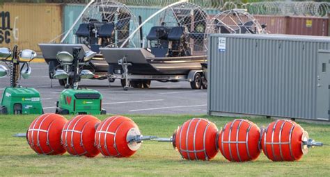 Cómo es el muro flotante que Texas está instalando para evitar el