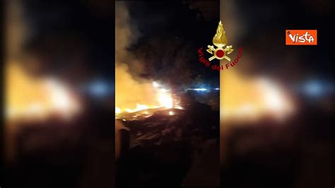 Incendio Di Una Discarica Abusiva A Ponte Mammolo Roma L Intervento