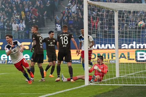 2 Liga Torfestival Im Derby Hsv Ringt St Pauli Nieder Zwei