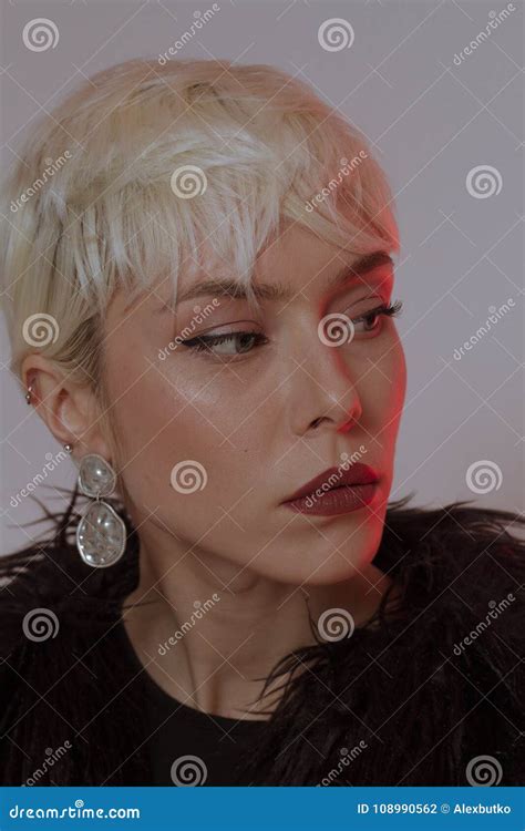 Belle Fille Blonde Avec Les Cheveux Courts Et Maquillage Dans Un Manteau De Fourrure Noir Photo