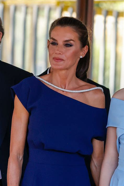 La Reina Letizia Con Un Vestido De Escote Joya En Los Premios Princesa