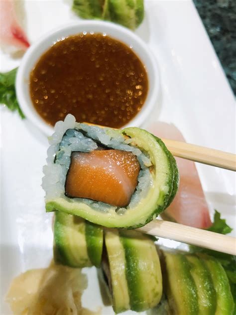 Salmon avocado roll. Simple. Classic. : r/sushi