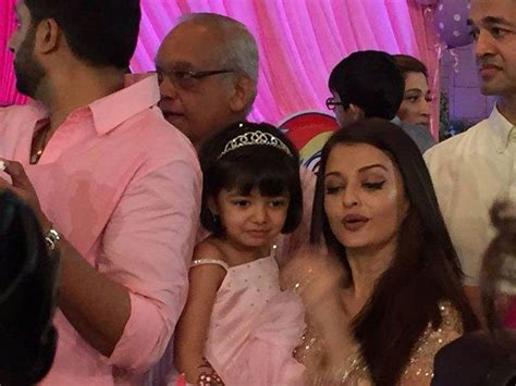 Aaradhya Bachchan Kisses Aishwarya Rai Bachchan See Picture Filmibeat