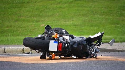 Motorrad übersieht stehendes Auto Unfall auf der B12