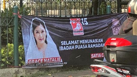 Viral Spanduk Grace Psi Pakai Kerudung Netizen Cari Simpati Umat Muslim