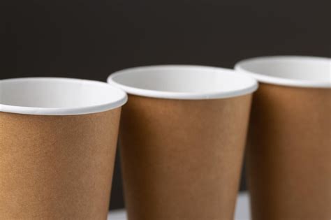 Copos Biodegrad Veis De Papel O Descart Veis Em Um Fundo Cinza De Mesa