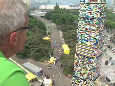 La torre de LEGO más alta del mundo 50 000 piezas y más de 30 metros