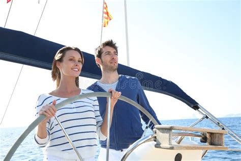 Navigation De Couples Sur Le Yacht Le Long De La Côte Espagnole Photo Stock Image Du Plaisir