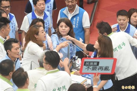 新聞 高市議會藍綠衝突 2女議員近身肉搏 看板 Kaohsiung 批踢踢實業坊