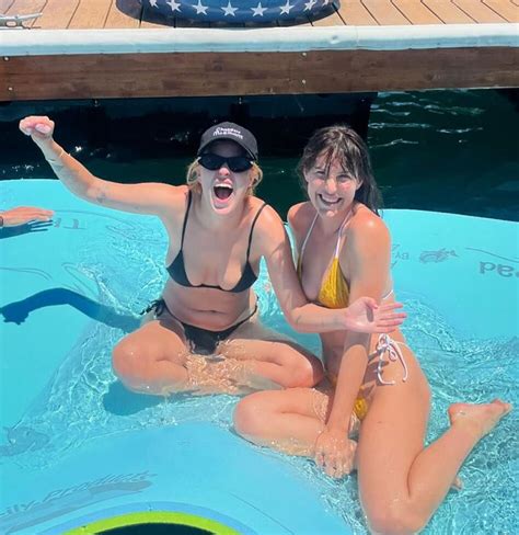 Demi Moore de 61 años deslumbra en un diminuto bikini con su nieta y