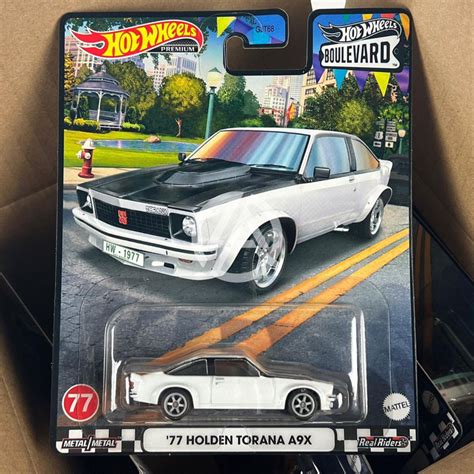 Hot Wheels 2023 Boulevard Dash R Premium La Vida Real Serie Negra Mercedes Benz C63 AMG