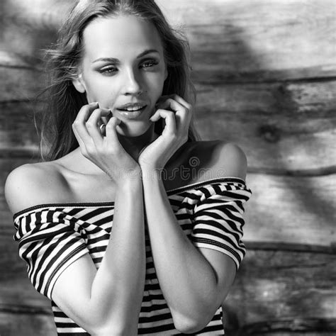 Zwart Wit Openluchtportret Van Mooie Jonge Blonde Sexy Vrouw In Zwarte Klassieke Hoed Stock Foto