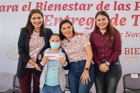 Indira Y Viridiana Valencia Entregan Tarjetas De Pensi N Para El