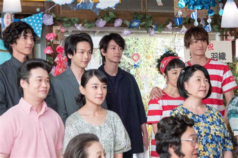 連続テレビ小説「半分、青い。」最終回（第156話）の1場面。「そよ風ファン」の発売決定記念パーティーに集まった面々（c）nhk ― スポニチ