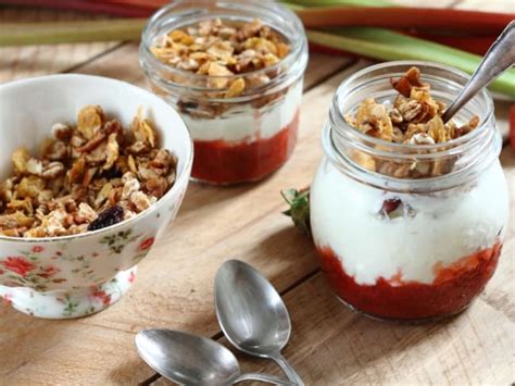 Compote Fraise Rhubarbe Yogourt Et Granola En Verrine La