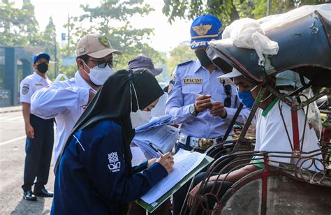 Pemkab Baznas Kulon Progo Berikan Santunan Kepada Tukang Becak