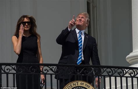 Trump Eclipse Viewing Sees President Peek Without Glasses Daily Mail Online