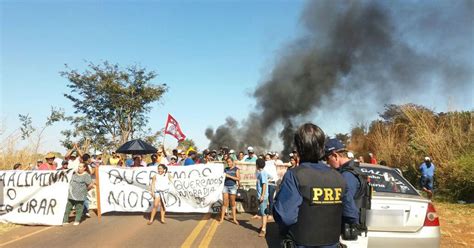 G Manifestantes Interditam Trecho Da Br Em Campo Florido