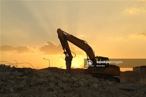 Depremden etkilenen Malatya da hayalet binalar ın yıkımı sürüyor