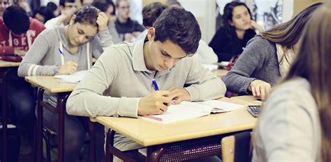 Educació secundària 12 16 anys Escola Maria Cortina de Reus